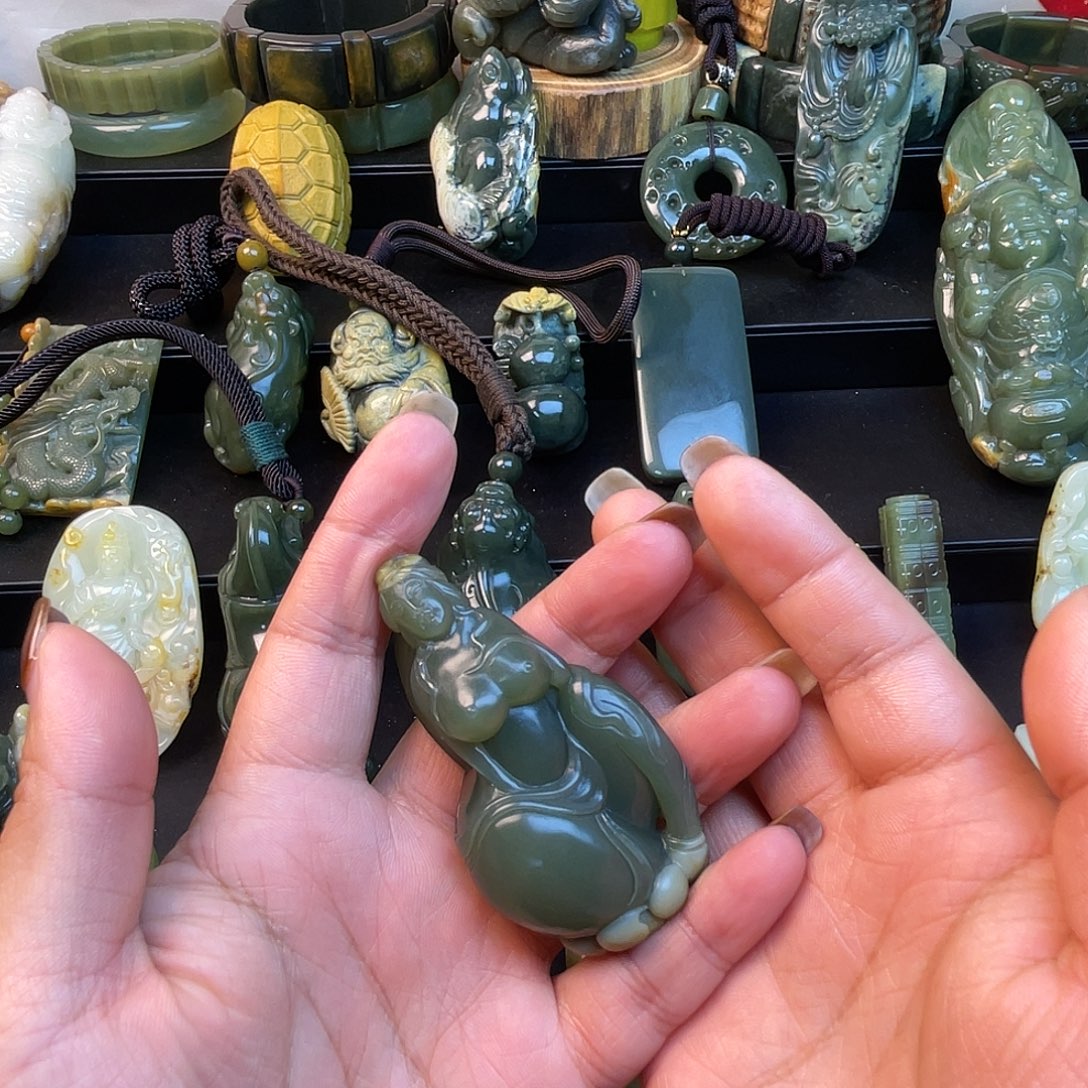 沙***飞透闪石质玉未镶嵌手链