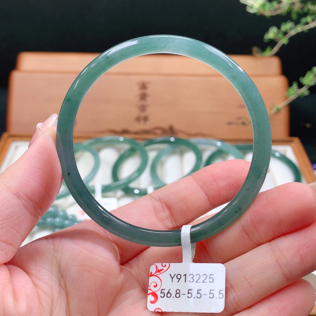 翡翠手镯未镶嵌天然