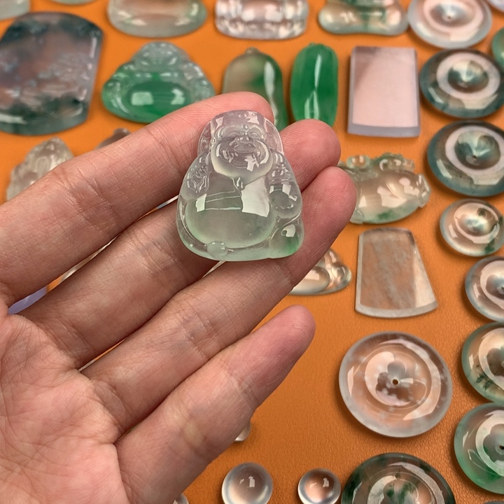 翡翠挂件未镶嵌….