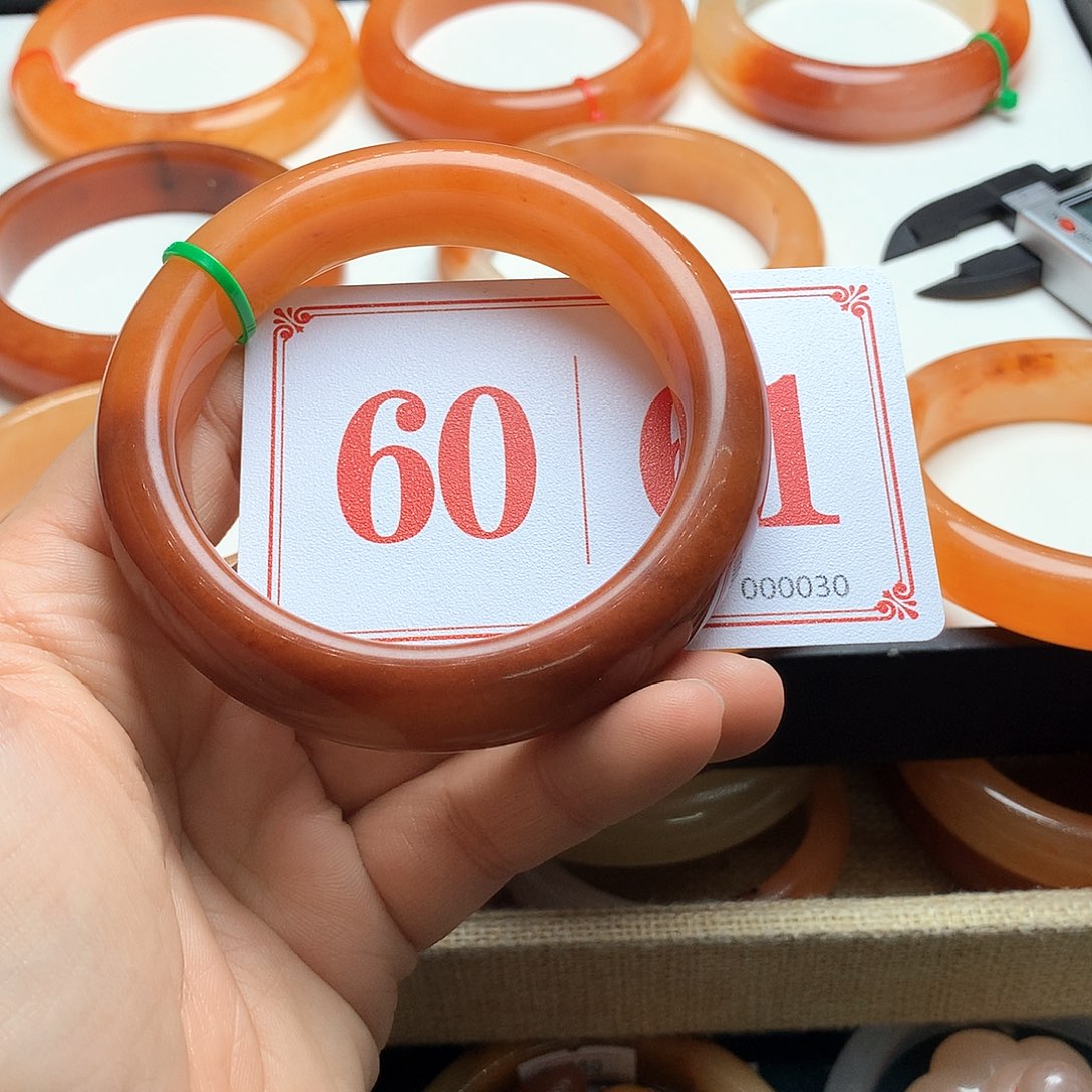 未镶嵌石英质玉（黄龙玉）手镯麻***。