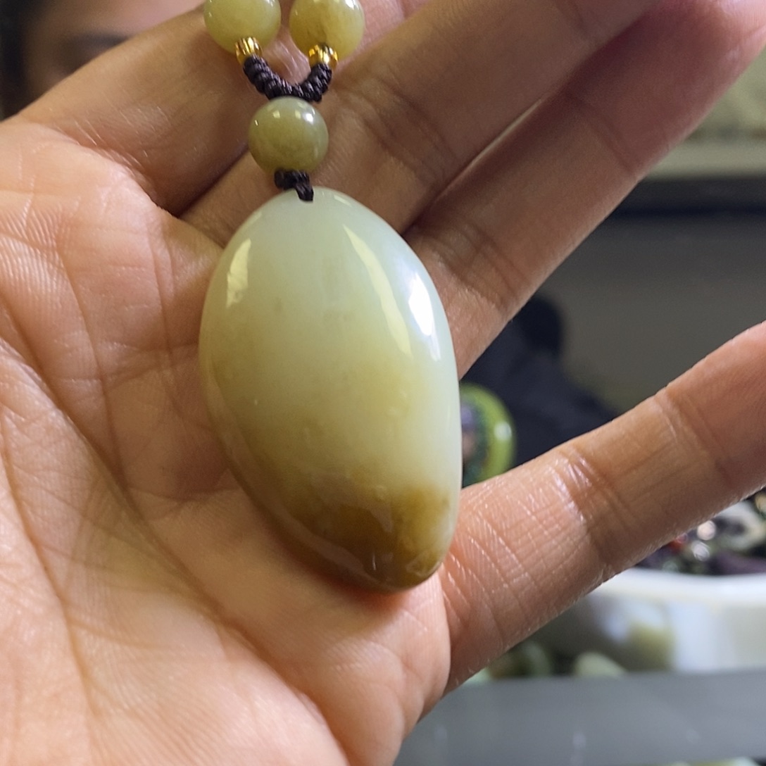 和田玉未镶嵌颈饰一个