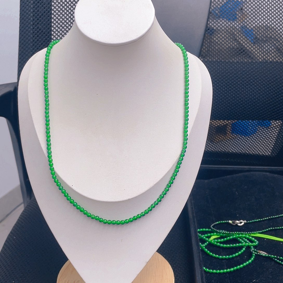 翡翠未镶嵌颈饰      