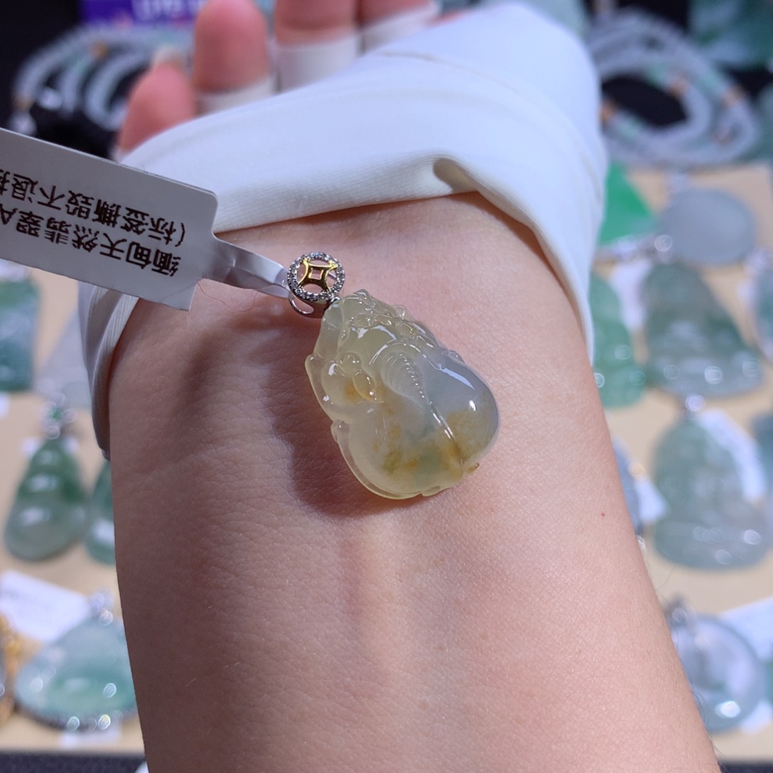 翡翠颈饰18K金镶嵌貔貅