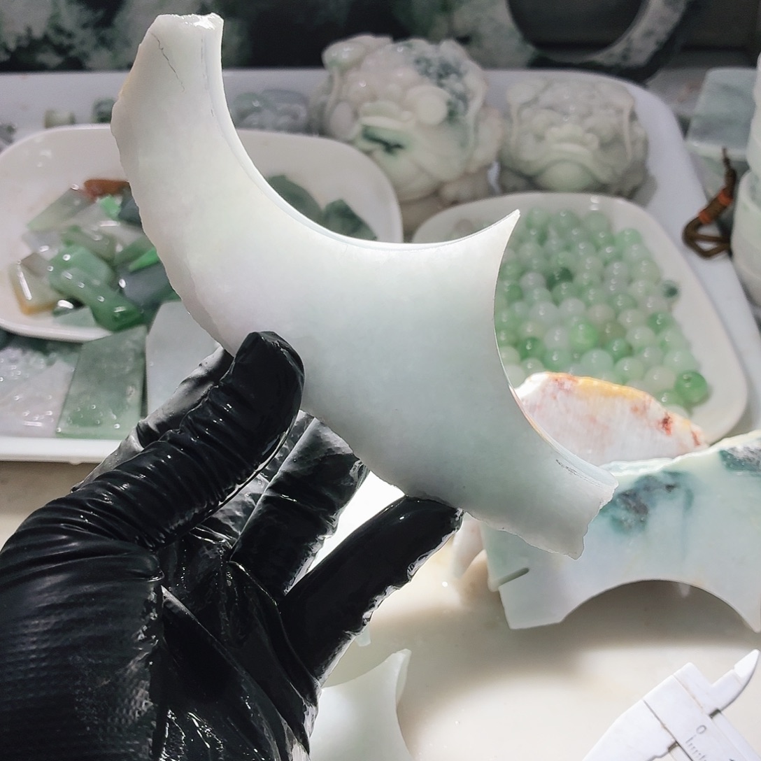 翡翠未镶嵌颈饰边角料