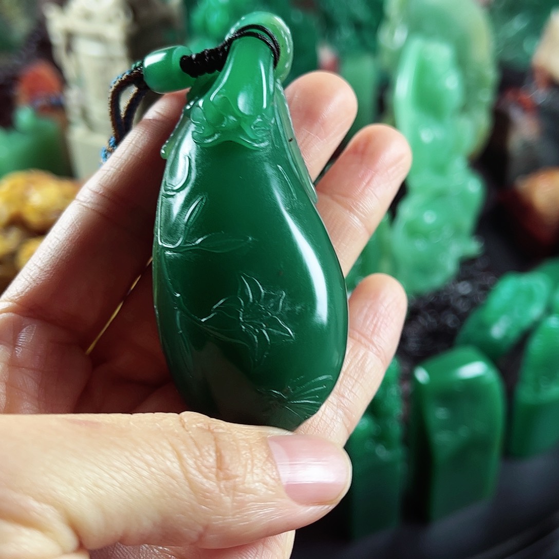 四川石生***?雅安绿名贵石材