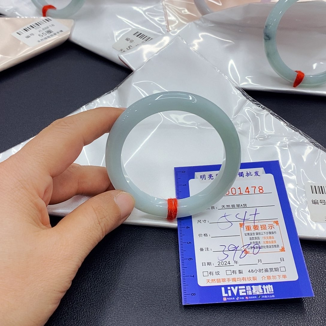 翡翠手镯未镶嵌翡翠手镯