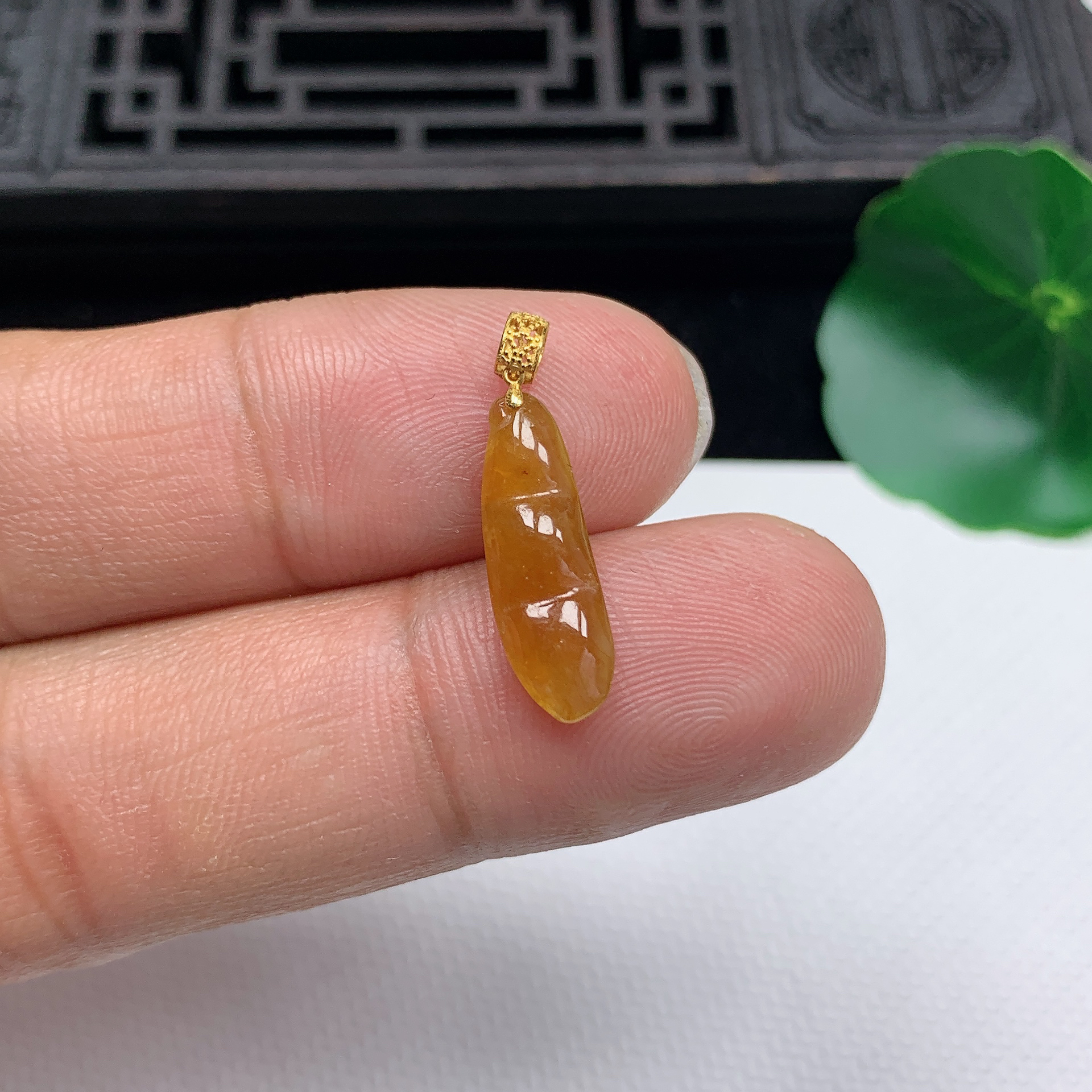 缅甸天然翡翠A货18K金扣精美冰透红翡福豆小吊坠尺寸18*5.9*3mm