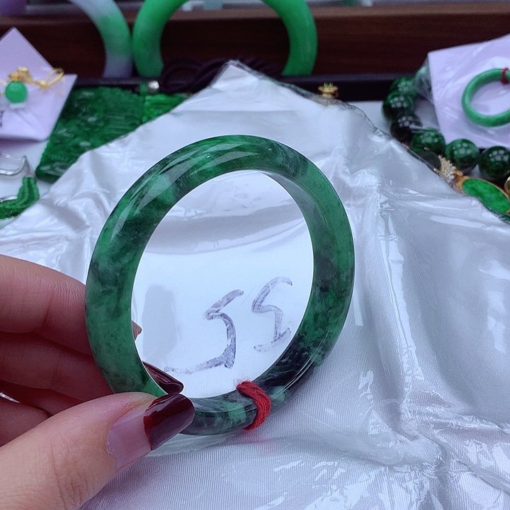 翡翠手镯未镶嵌翡翠