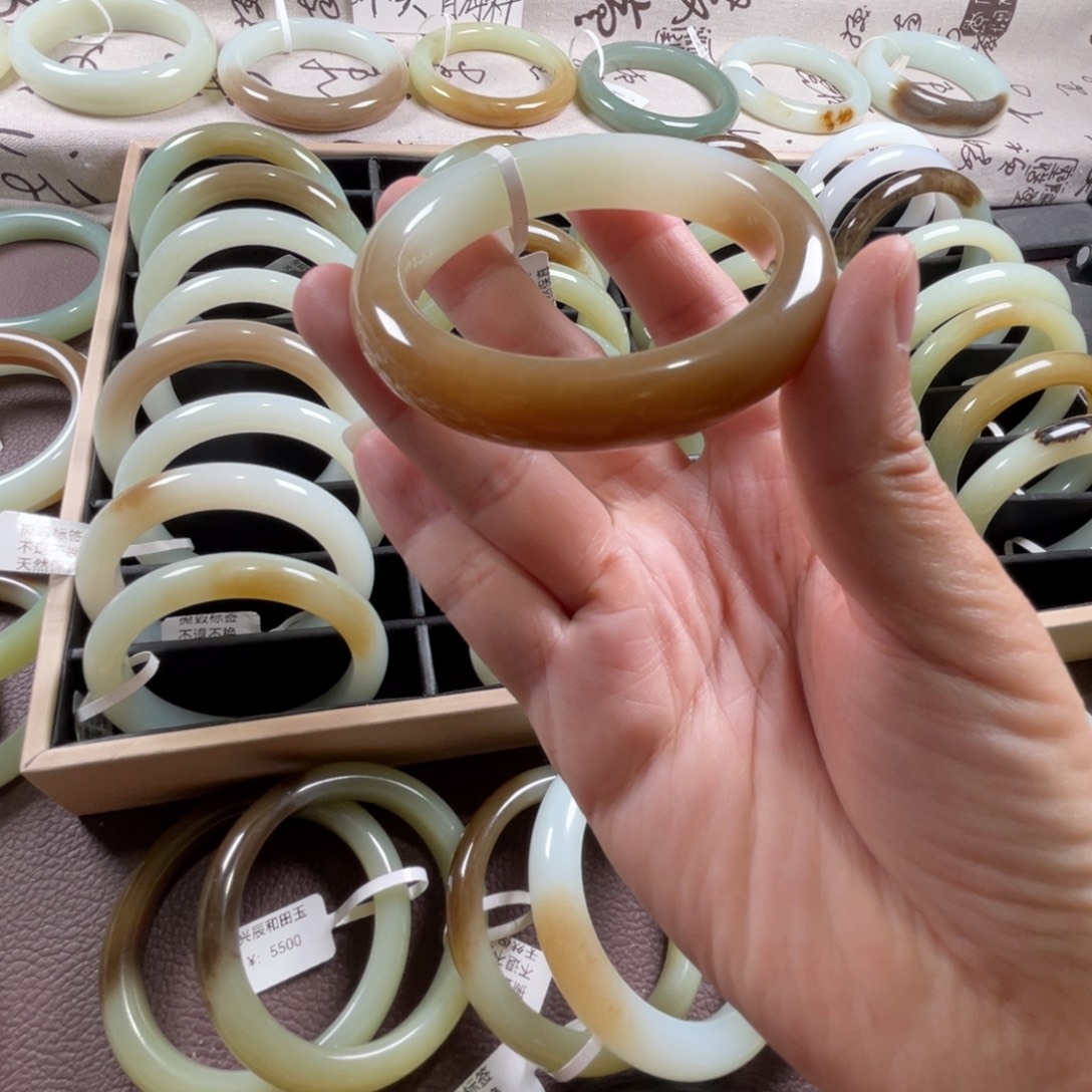 和田玉未镶嵌手镯