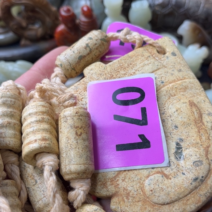 和田玉颈饰未镶嵌财**赢