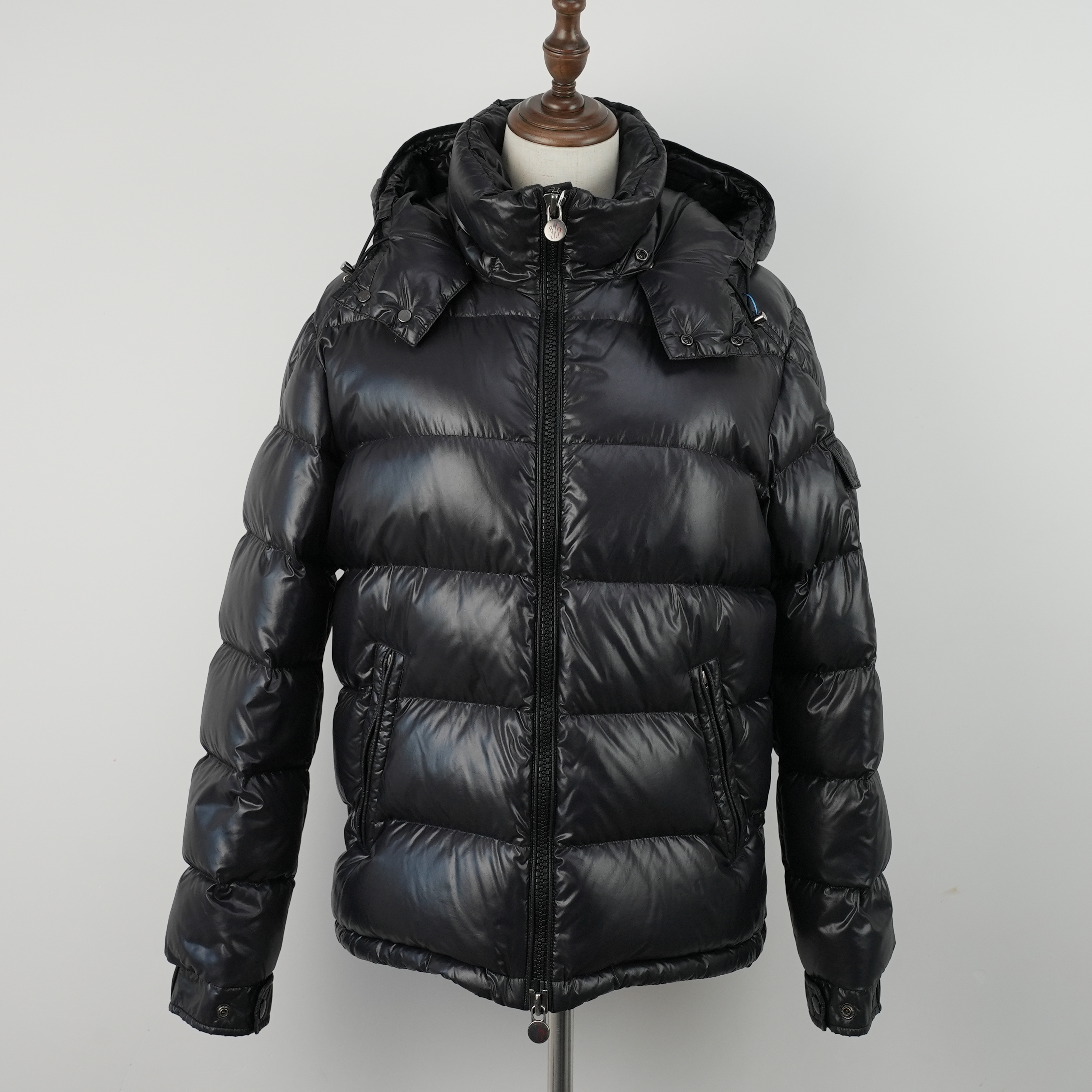 99新 MONCLER 羽绒/25110565 Maya 短款黑色连帽羽绒服 1码
