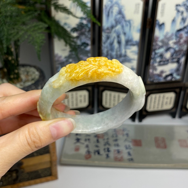 57.3俏色黄翡花开富贵正圈手镯 天然翡翠A货手镯