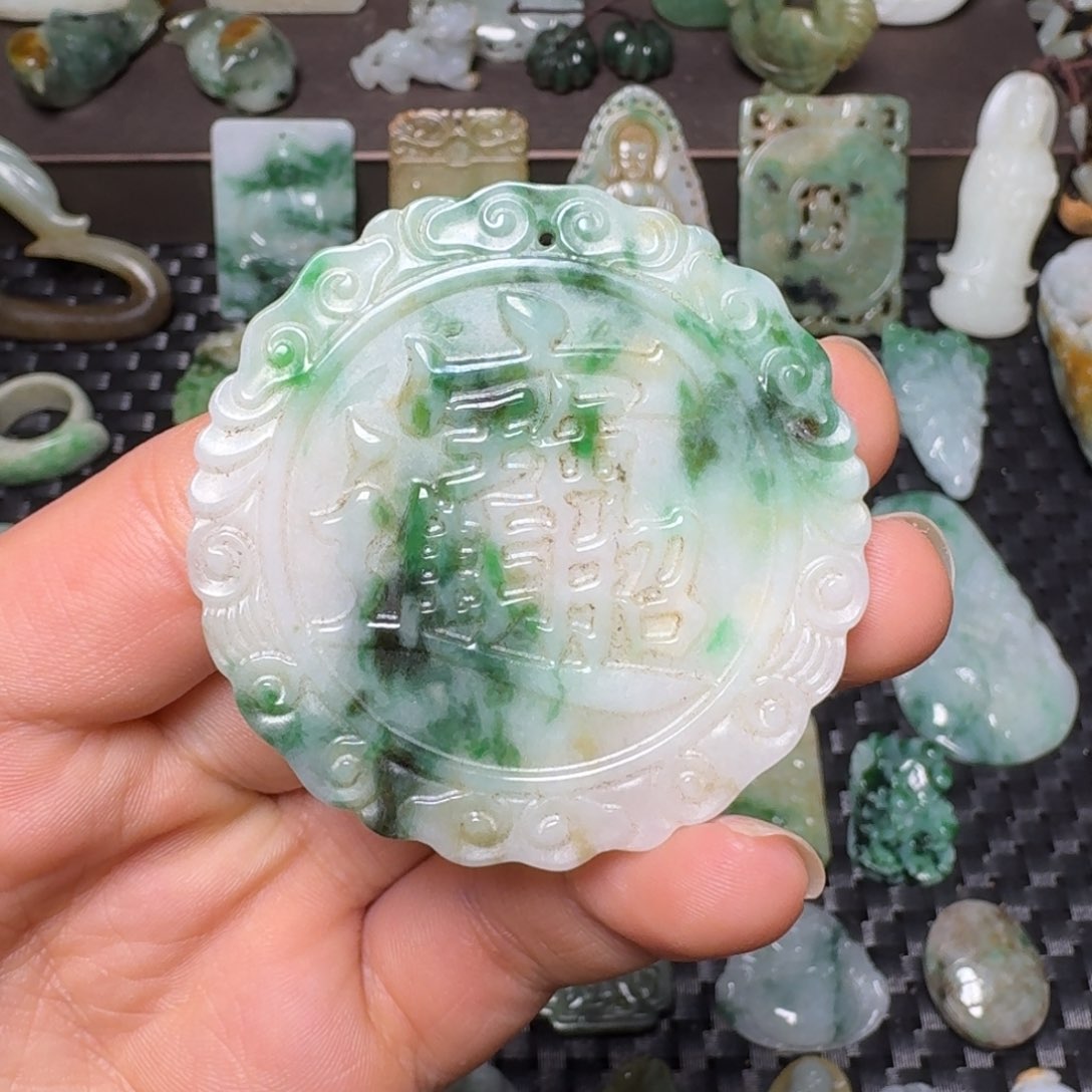 翡翠颈饰未镶嵌翡翠颈饰未镶嵌..