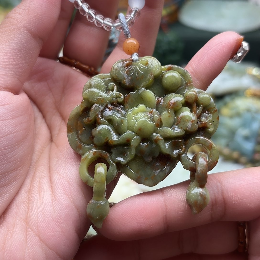 蛇纹石玉未镶嵌颈饰