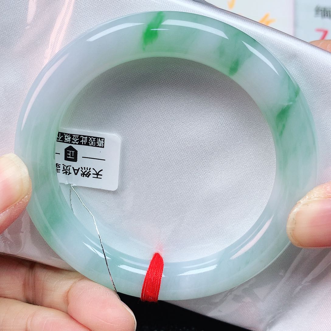 翡翠手镯未镶嵌54圈