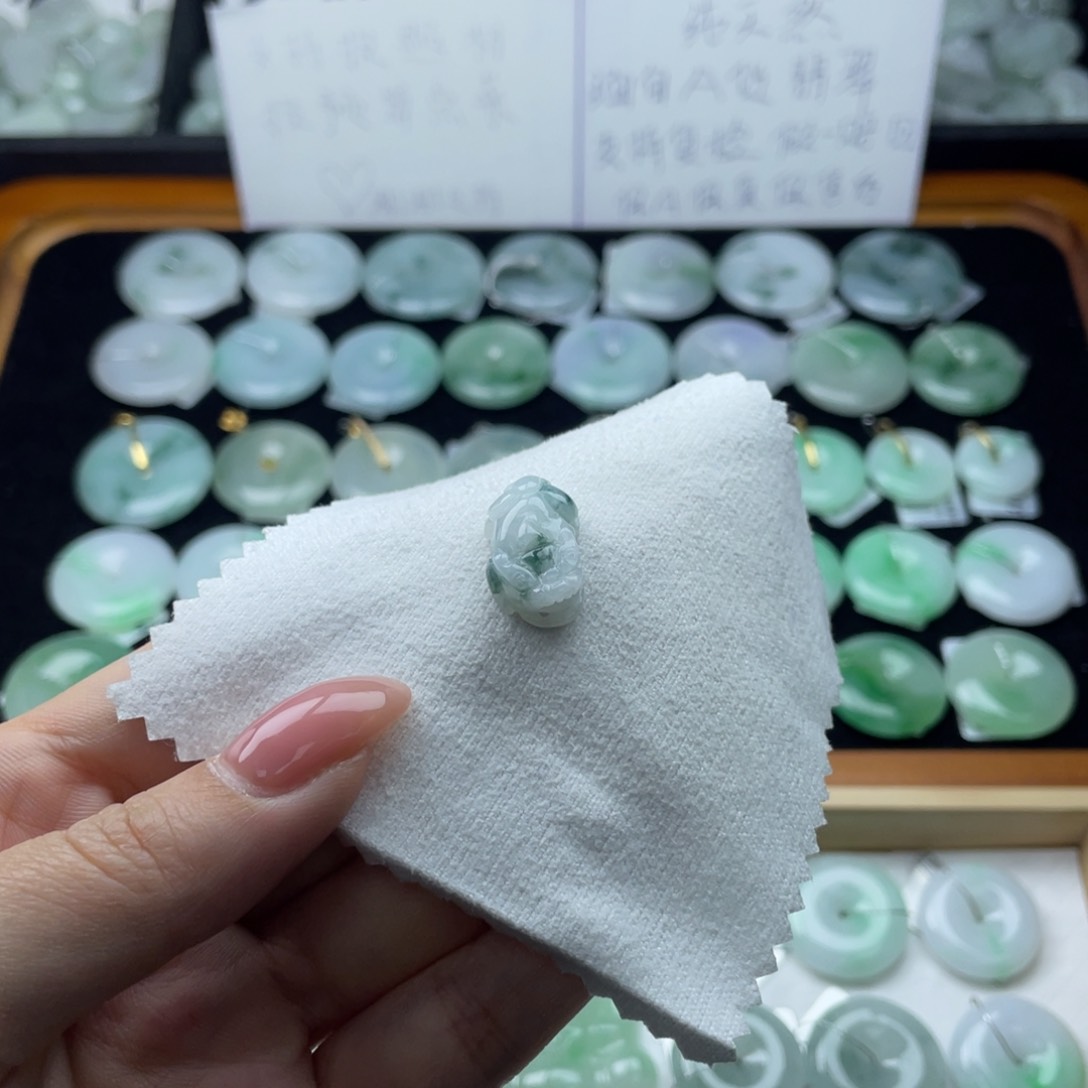 翡翠颈饰未镶嵌貔貅