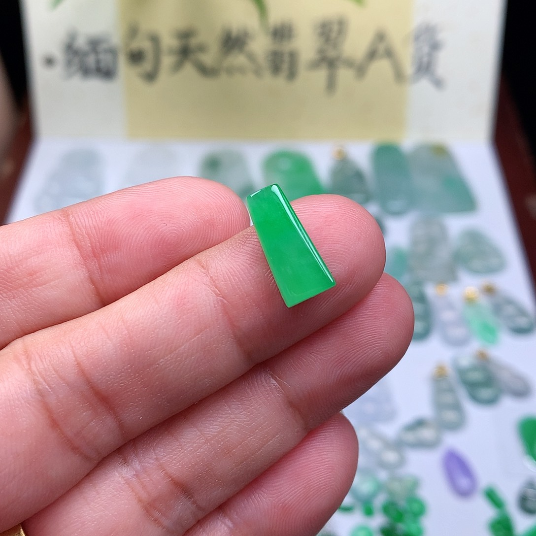 翡翠裸石缅甸天然A货翡翠阳绿无事牌