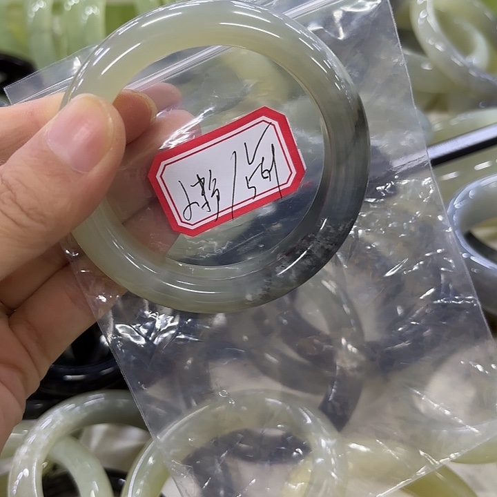 小***粉未镶嵌蛇纹石玉岫玉手镯