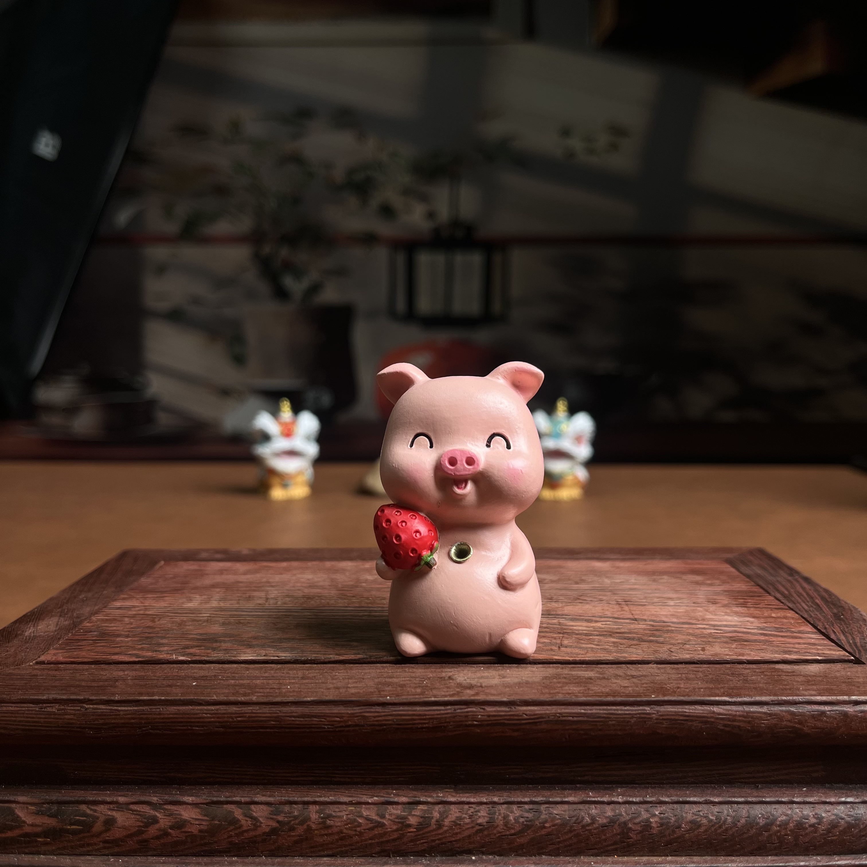 瓷器 小猪香插茶宠(红草莓）-0049