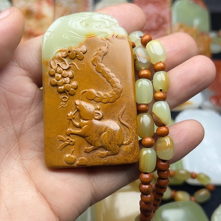 红***）天然玉石生肖鼠牌子