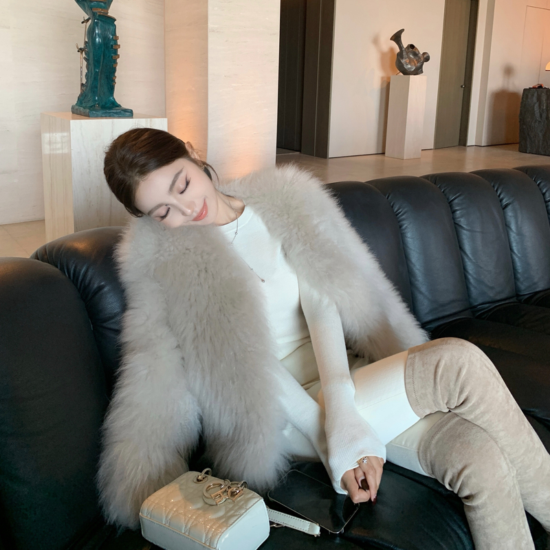 “济州雪境”整皮山羊绒软黄金皮毛一体 超饱满蓬松外套