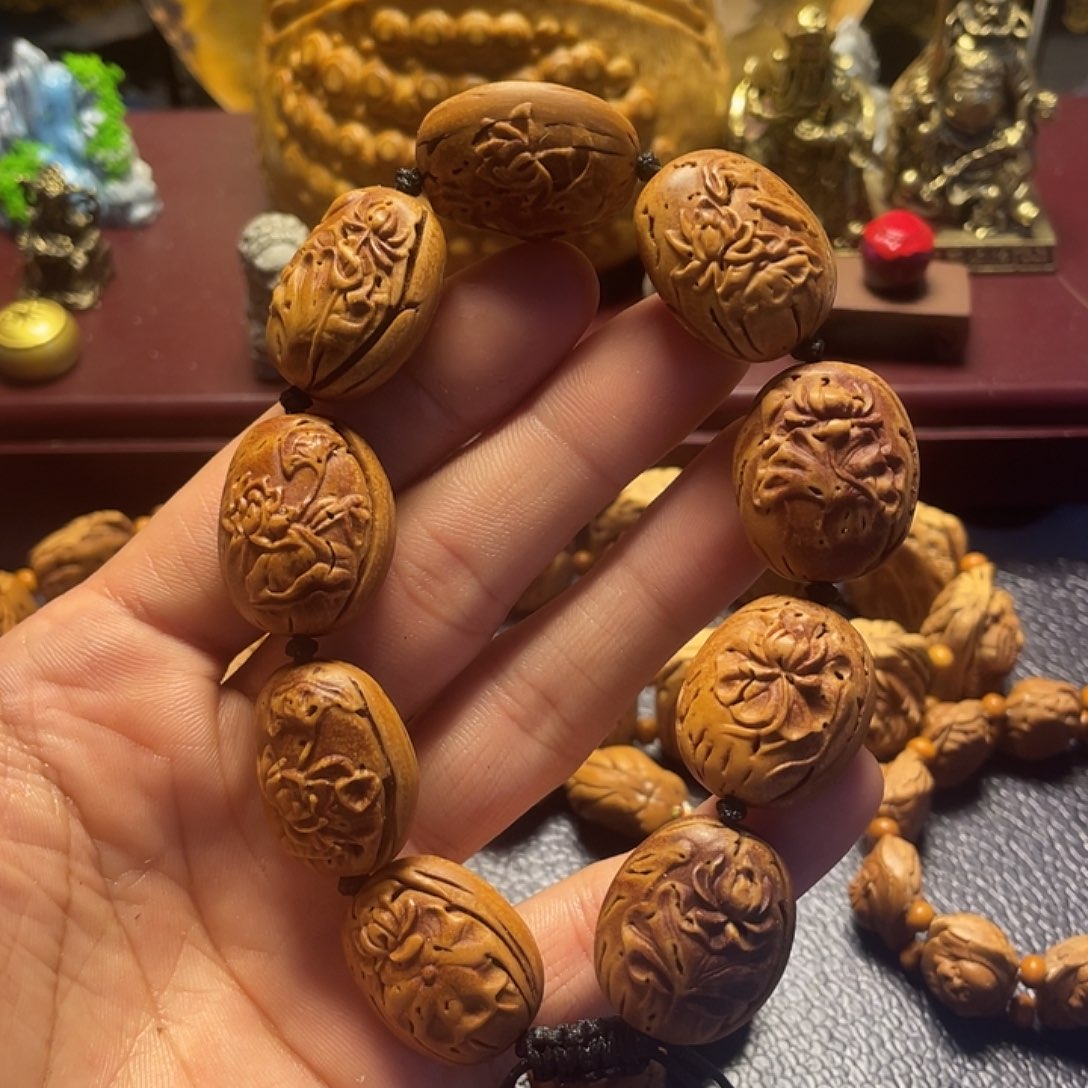 大桃核雕刻瑕疵莲花