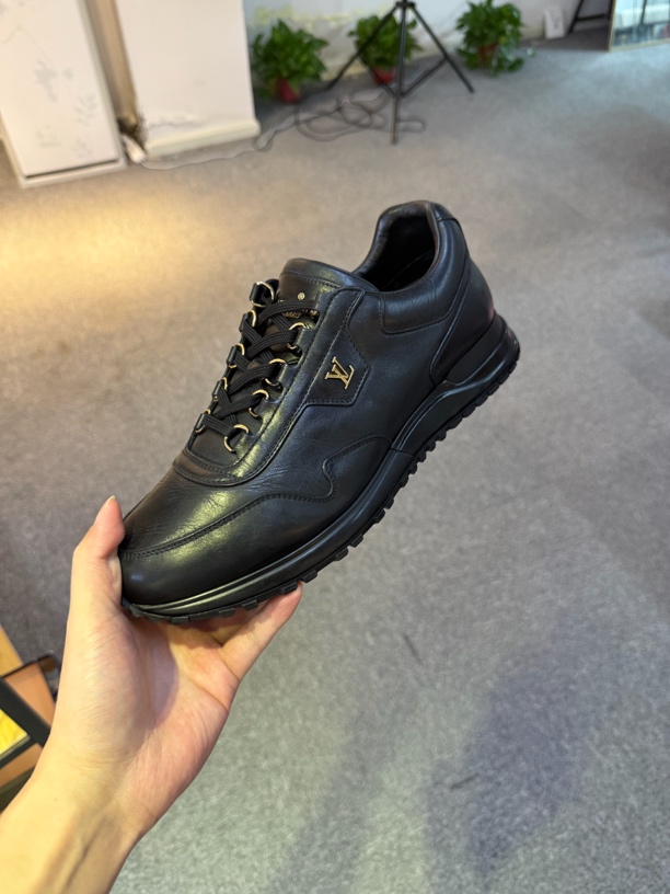 99新 LouisVuitton/路易威登 黑色休闲运动鞋 40码