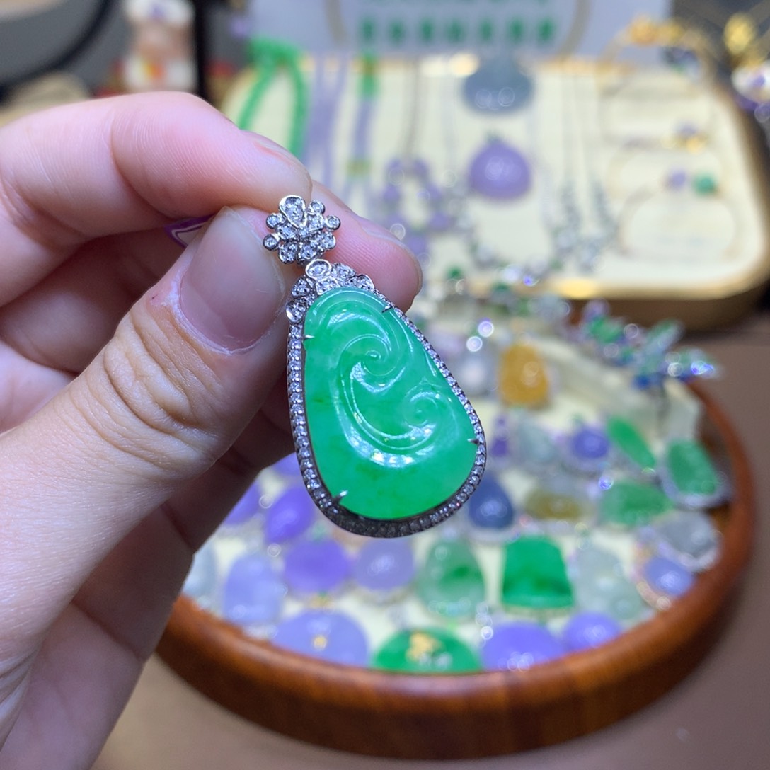 翡翠18K金镶嵌颈饰翡翠