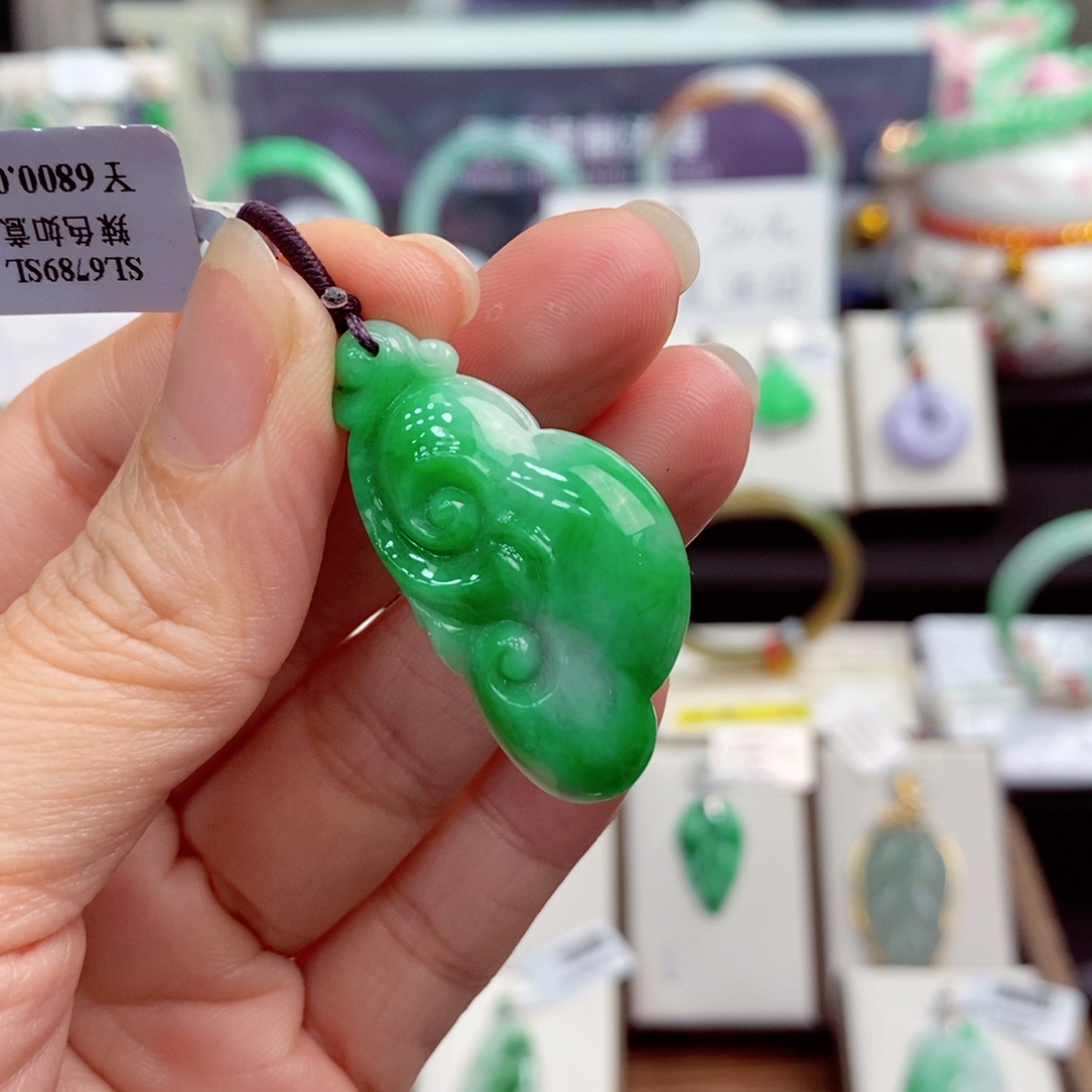 翡翠颈饰未镶嵌如意