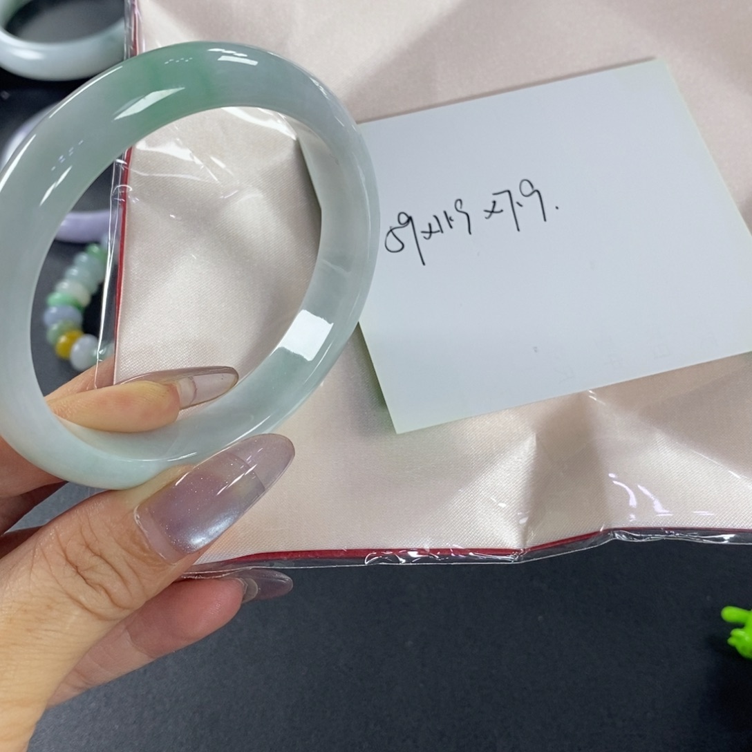 翡翠手镯未镶嵌天然翡翠