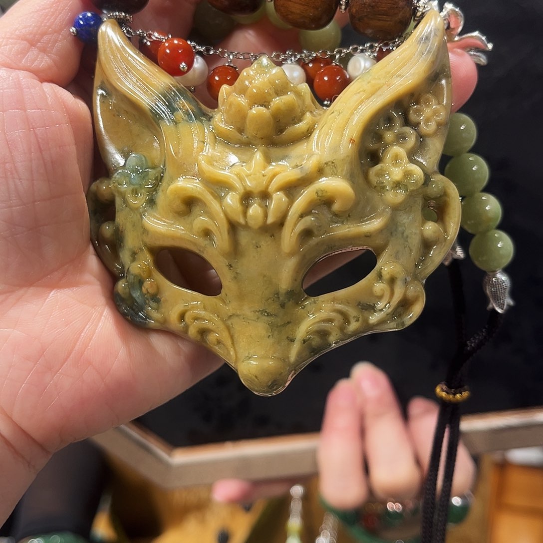 颈饰未镶嵌和田玉（糖玉）