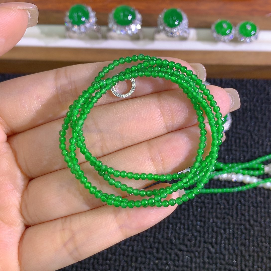 姹***红翡翠18K金镶嵌颈饰小米珠