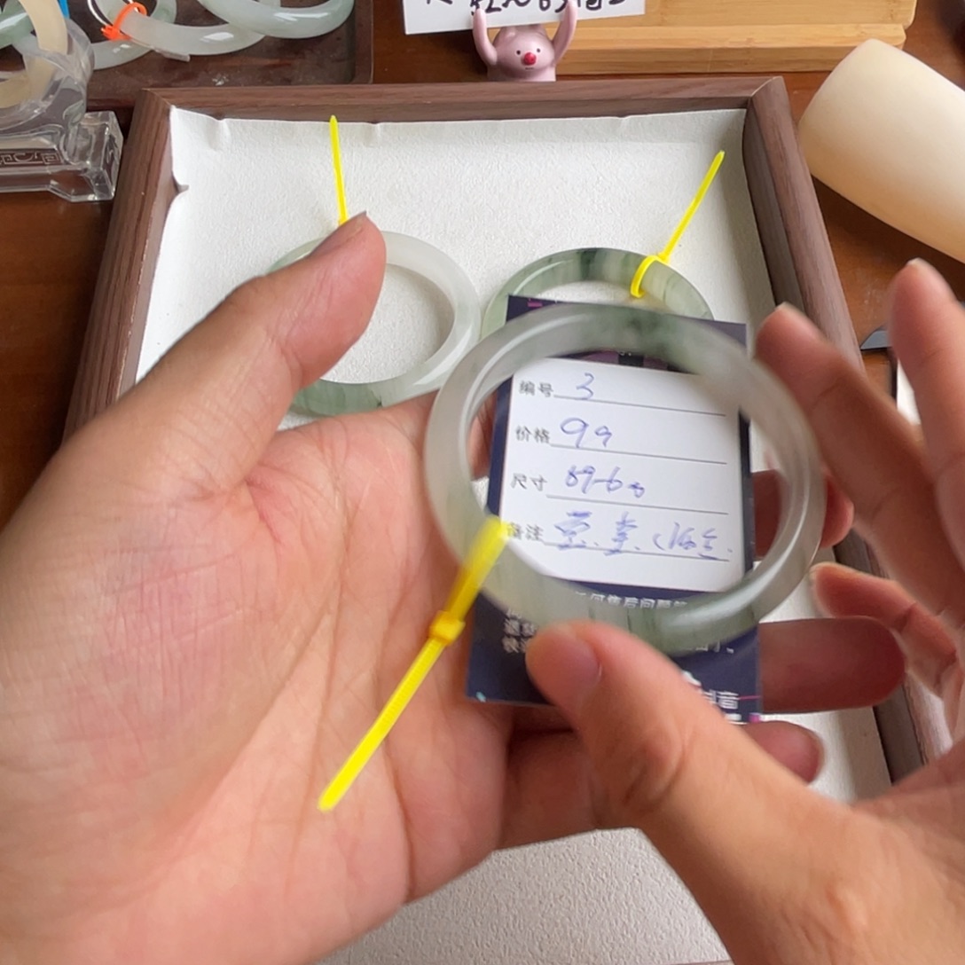 莹***莹石英质玉手镯未镶嵌3.59