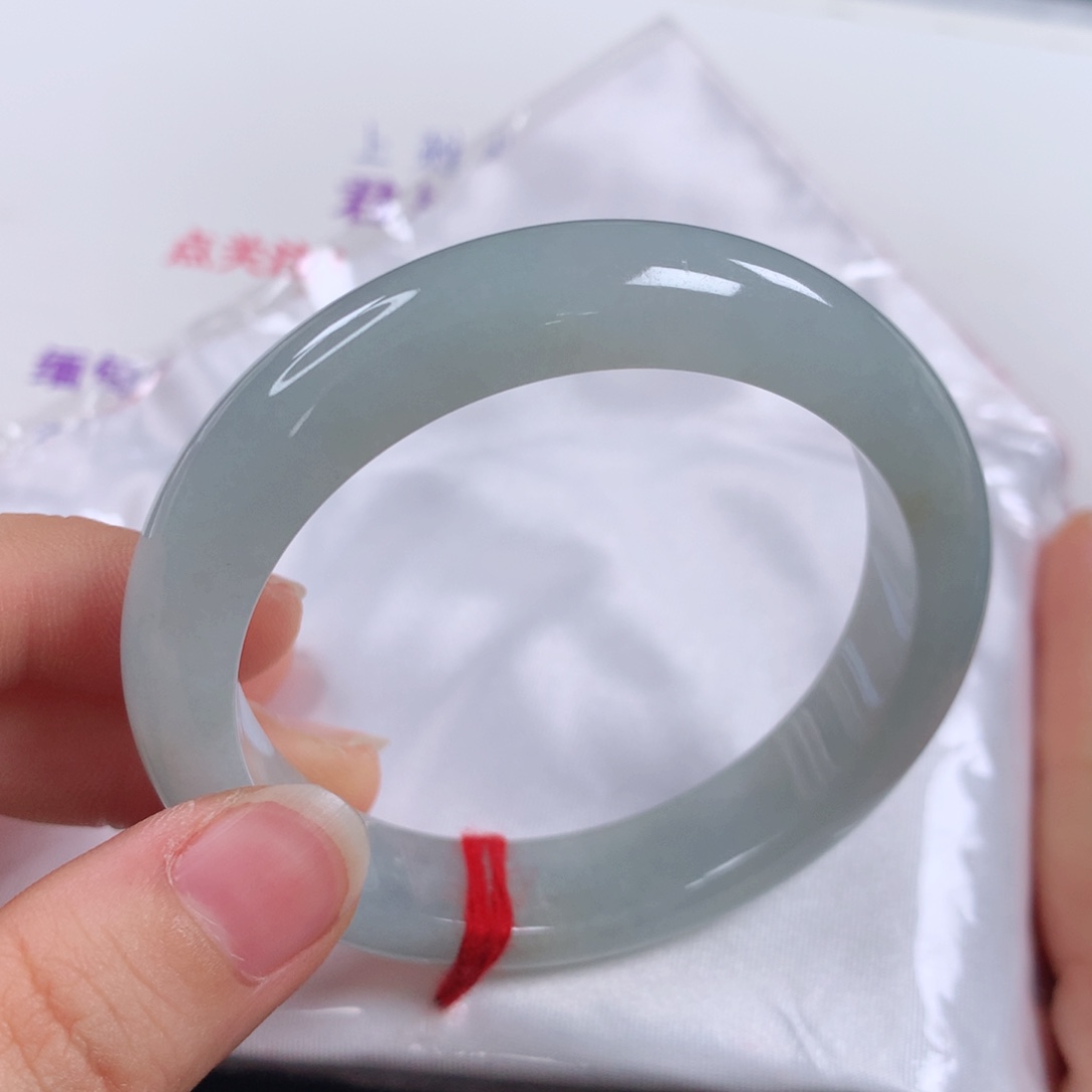 未镶嵌手镯翡翠L****? 正圈