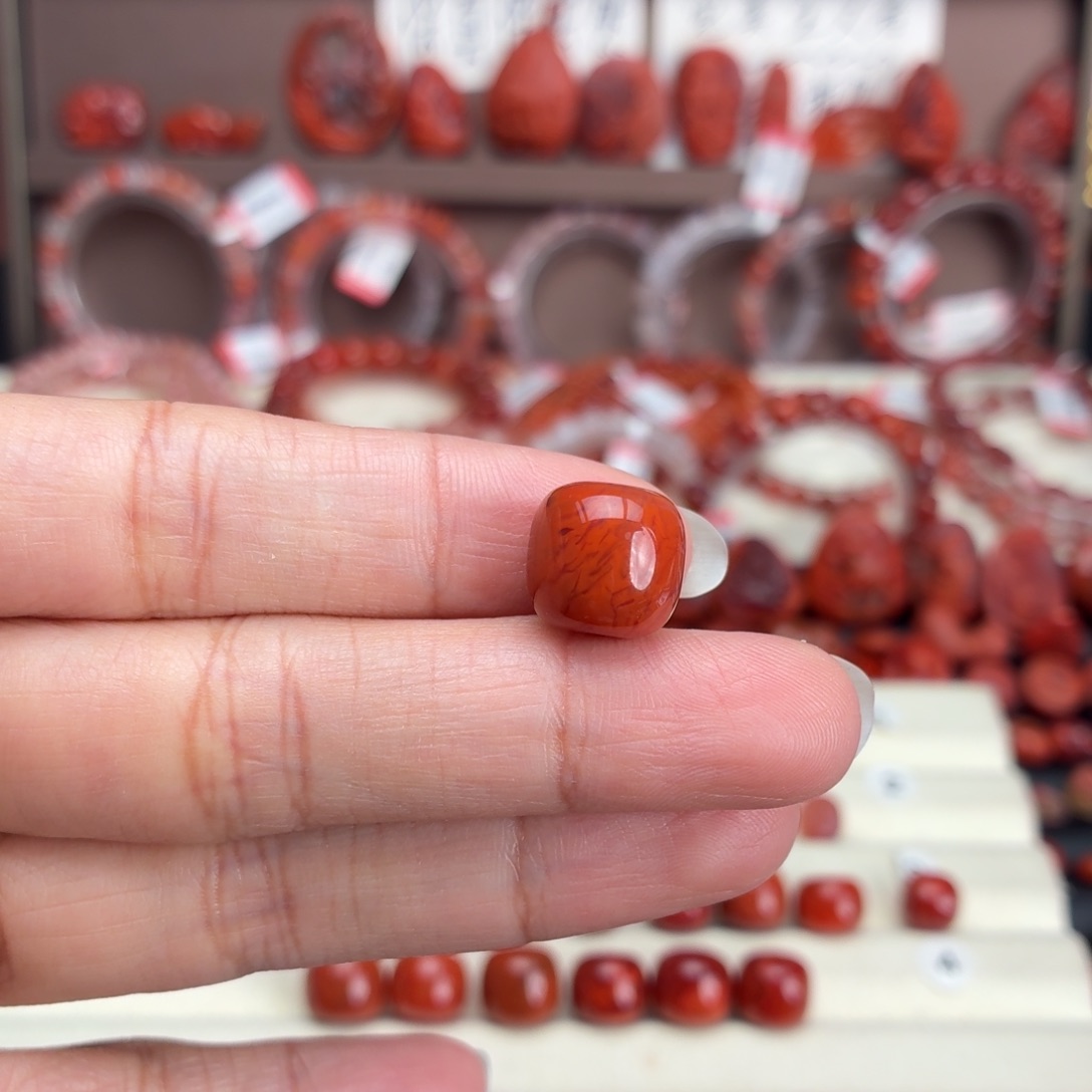 雾***途南红玛瑙未镶嵌颈饰老型12+