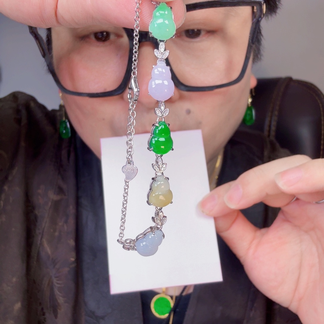 翡翠未镶嵌颈饰一件