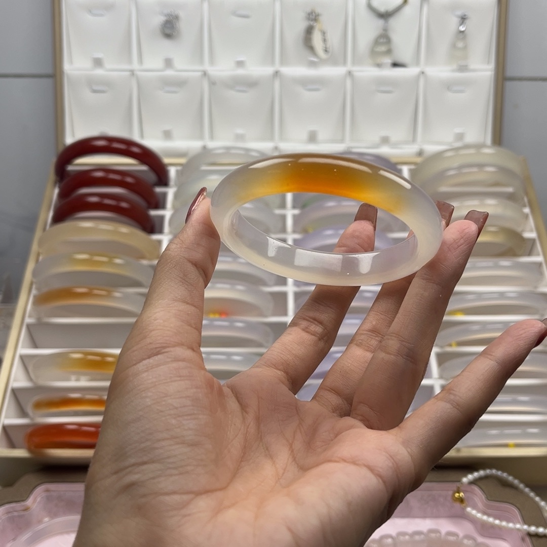 珍***3玛瑙/玉髓手镯未镶嵌