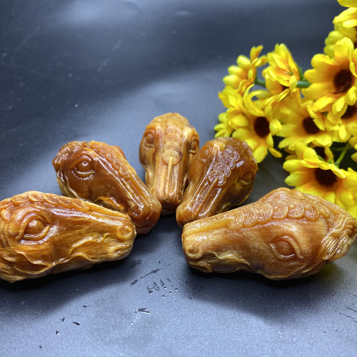 琥珀木手雕马上有钱生肖马男女文玩手把件