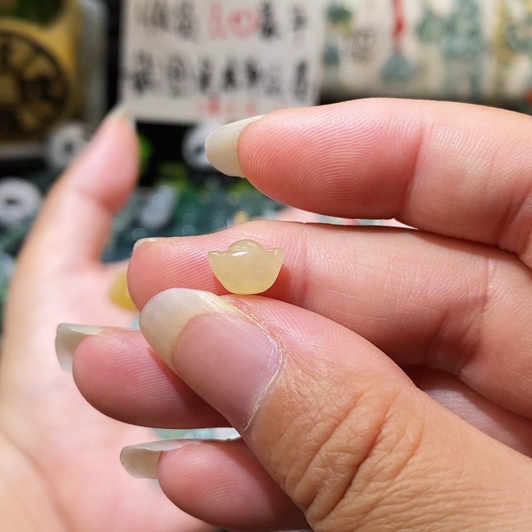 翡翠未镶嵌颈饰元宝
