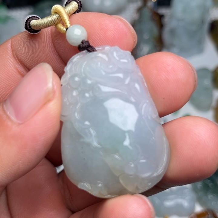 翡翠未镶嵌颈饰猴子