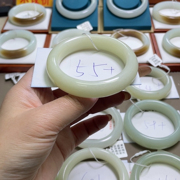 和田玉未镶嵌手镯