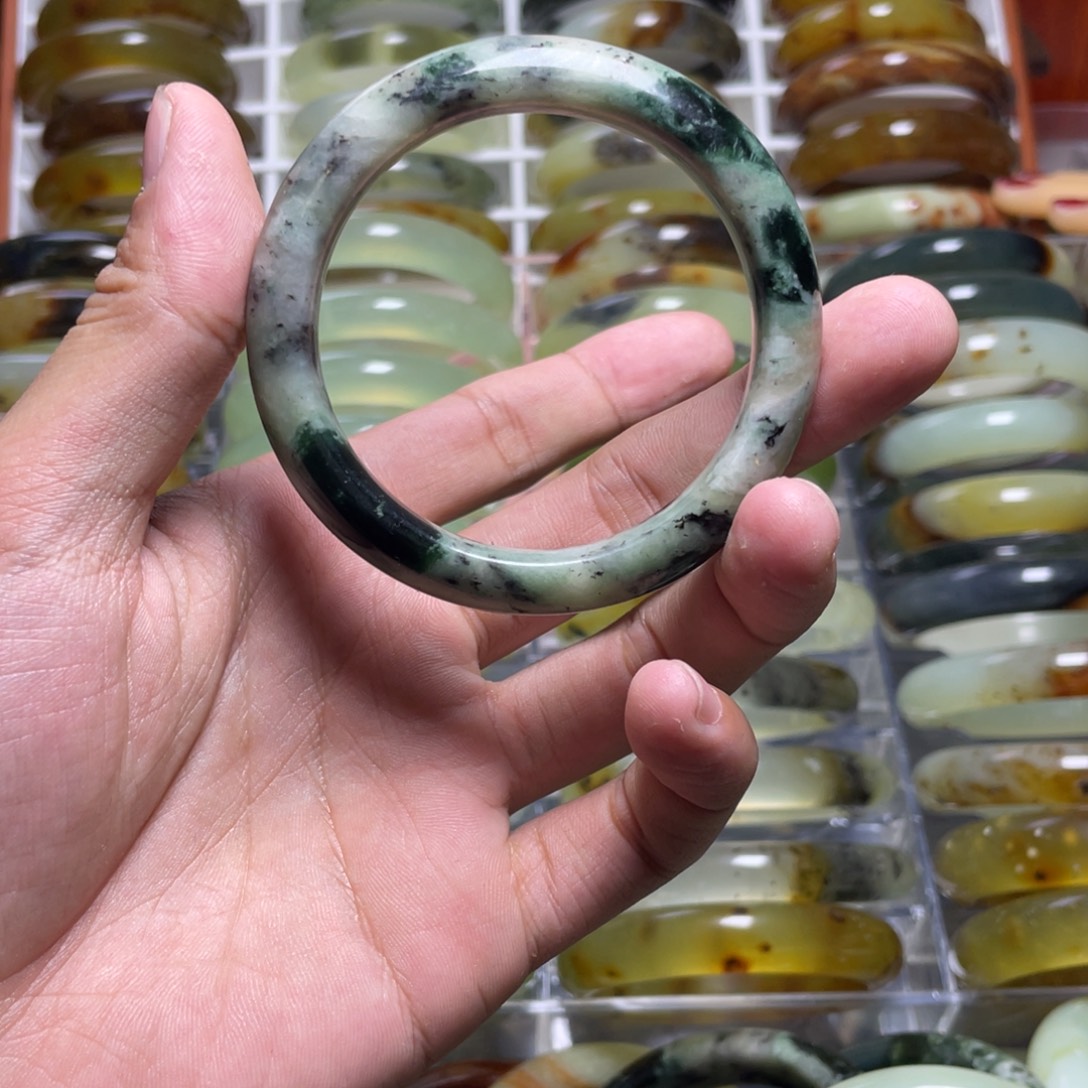 透闪石-蛇纹石玉未镶嵌手镯