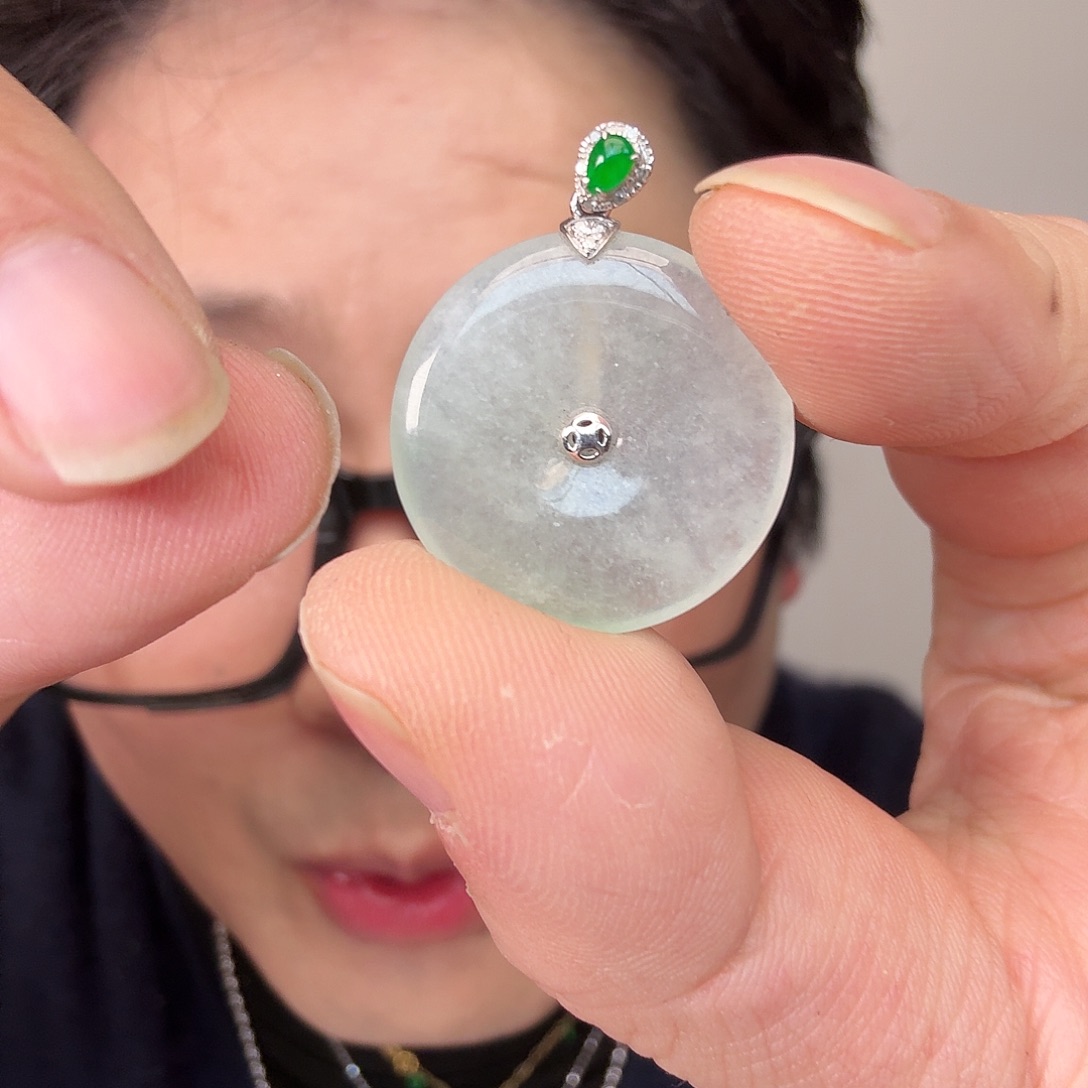 王***茹翡翠18K金镶嵌颈饰一件