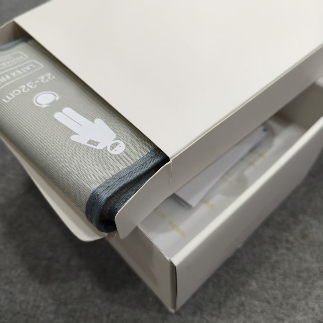 白色收纳盒  /血/压/