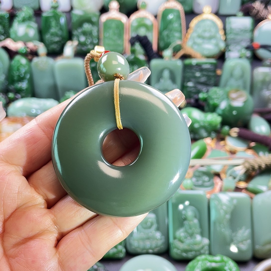 和田玉挂件未镶嵌乘***?