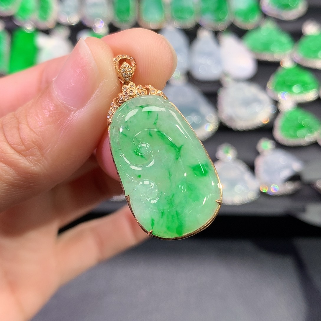 翡翠18K金镶嵌吊坠(赠链)