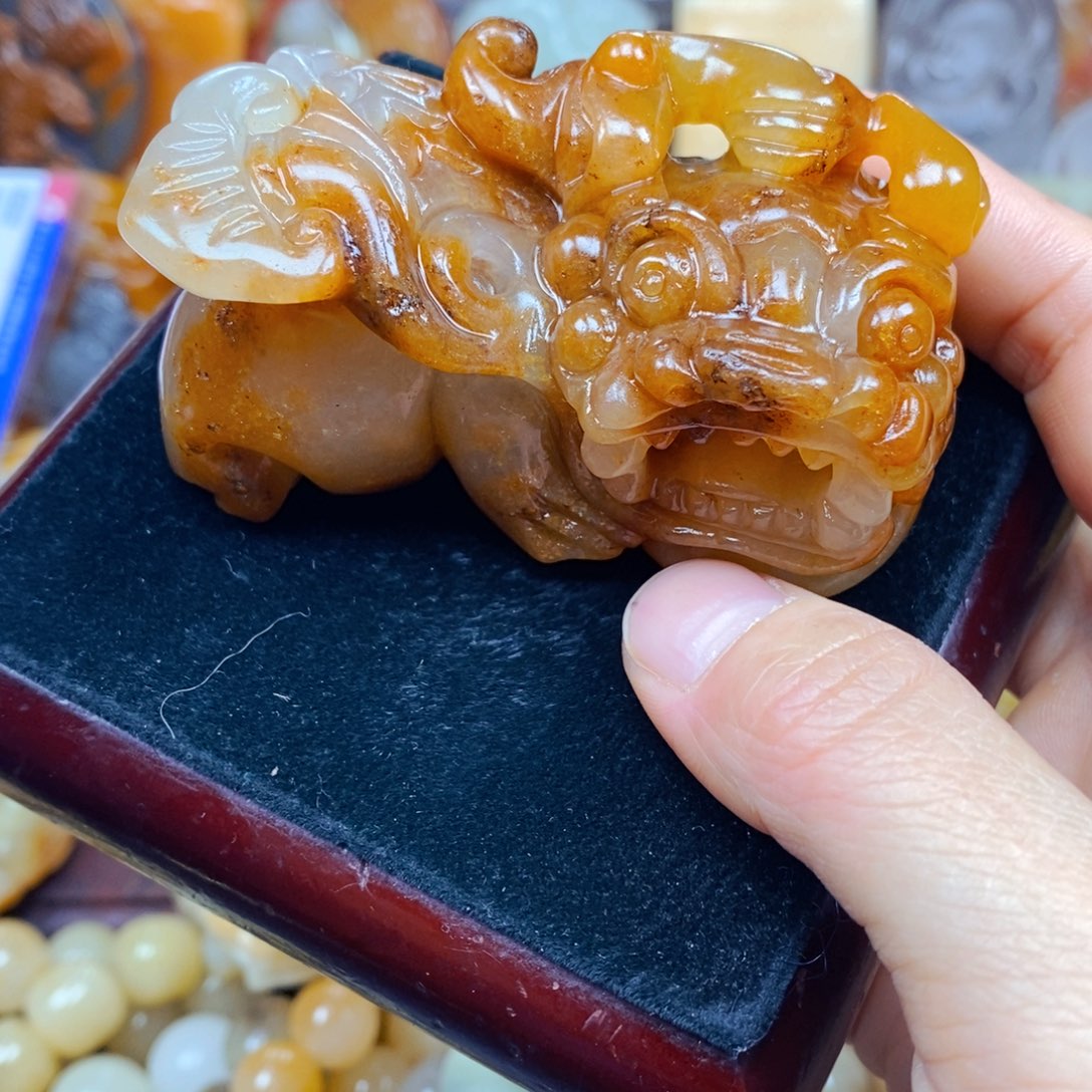 石英质玉（黄龙玉）未镶嵌颈饰