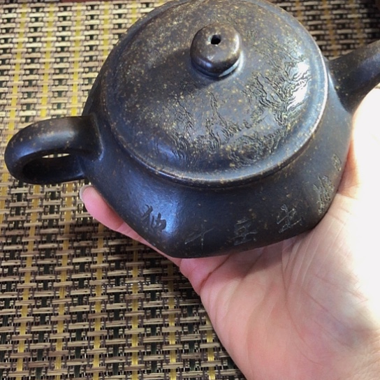 紫砂茶壶原矿泥料手工制作的紫砂壶。