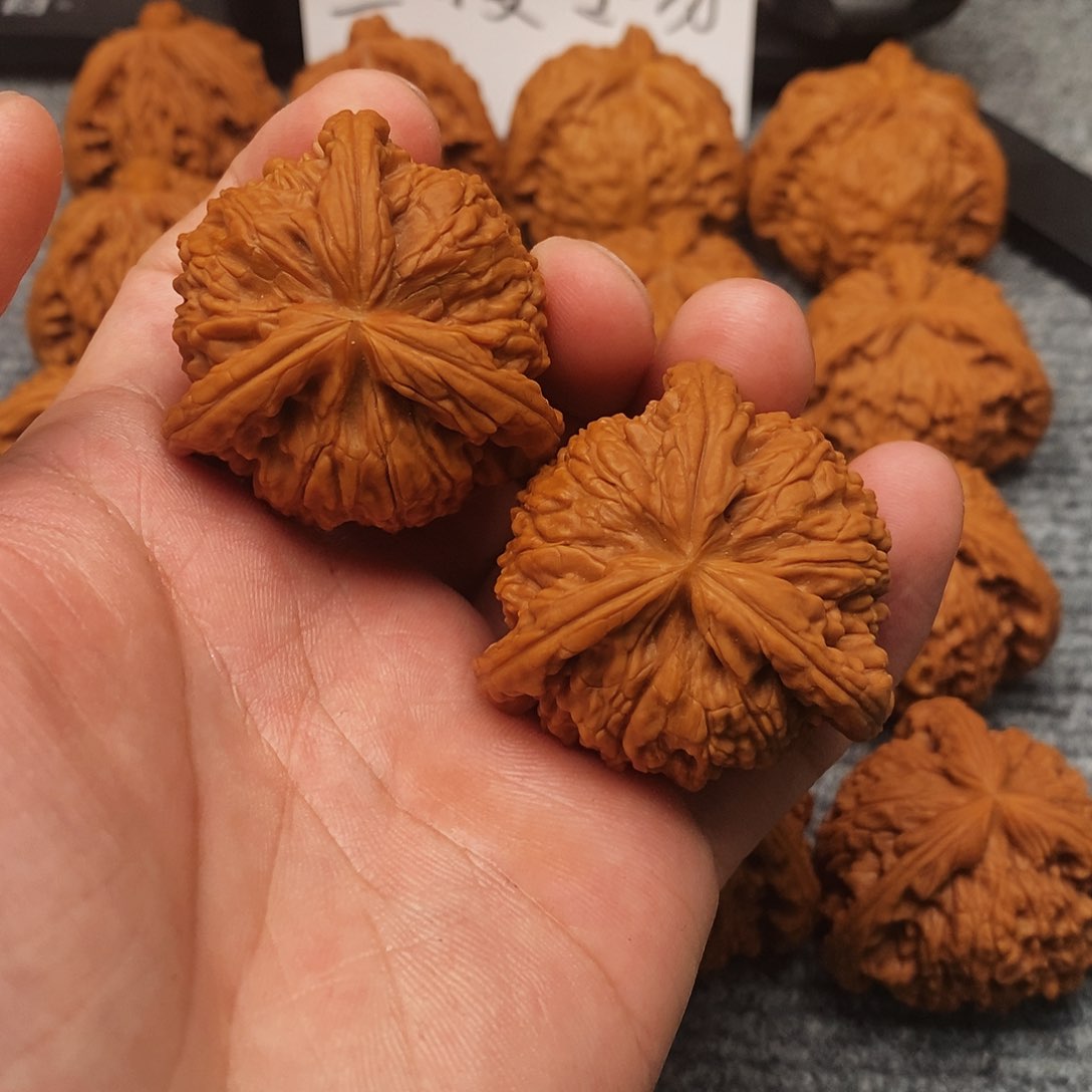 文玩核桃吊坠曾****"精工修复三棱40白奔