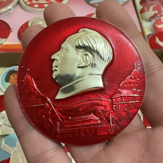 金***人其他普通金属圆形红色人物像章